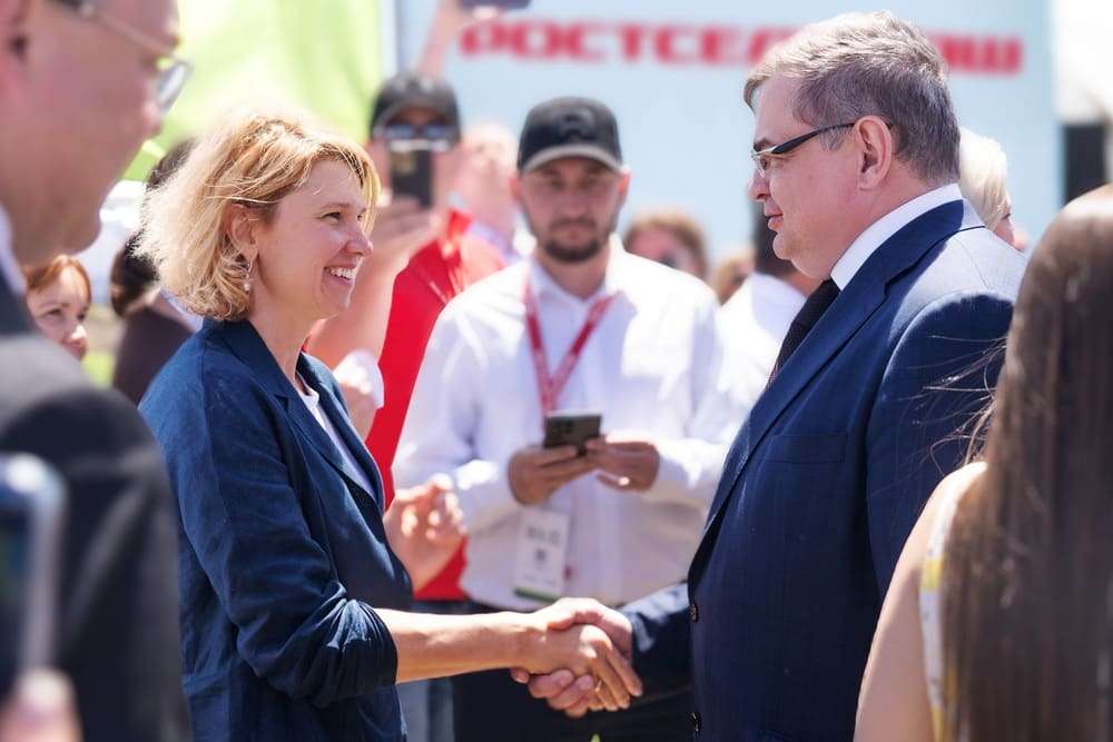 О. Лут и В. Мальцев на стенде Ростсельмаш